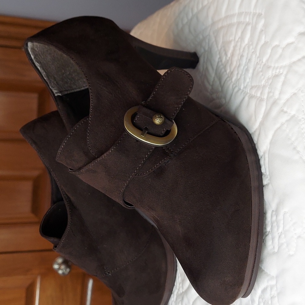 * Cato Chocolate Brown Suede Ankle Booties, Bold Gold Buckle, Size 8, Like New - Picture 4 of 9
